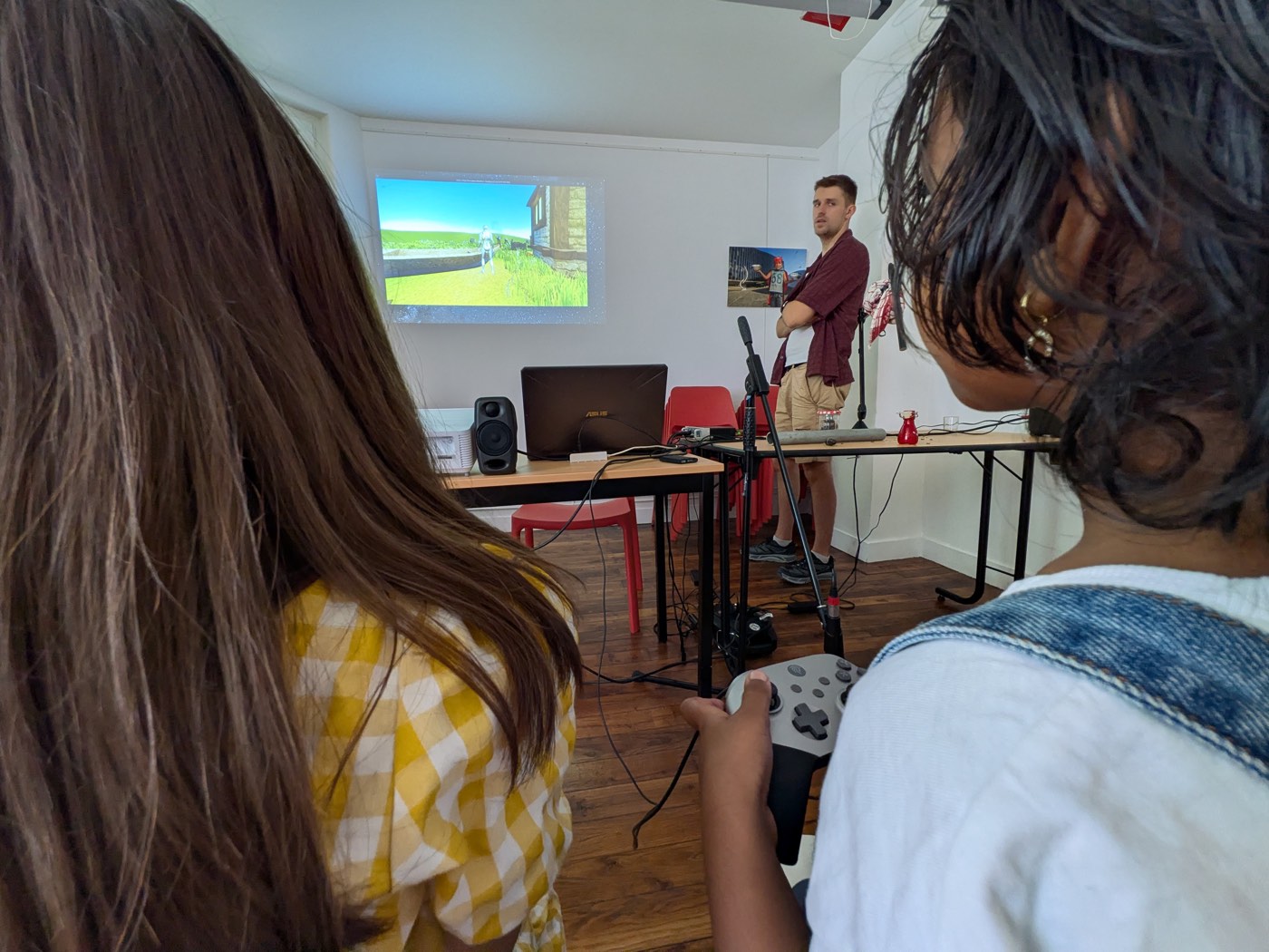 Une participante teste le jeu avec la manette