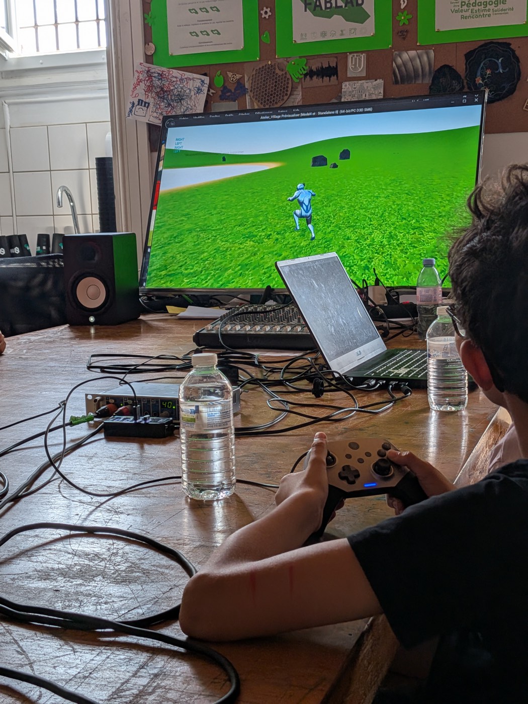 Un participant joue au jeu vidéo avec les bruitages réalisés