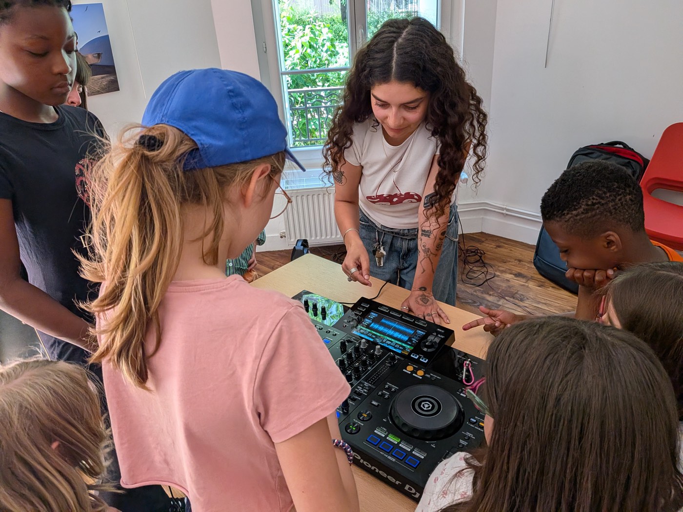 Les enfants découvrent la platine DJ avec Hyperlison
