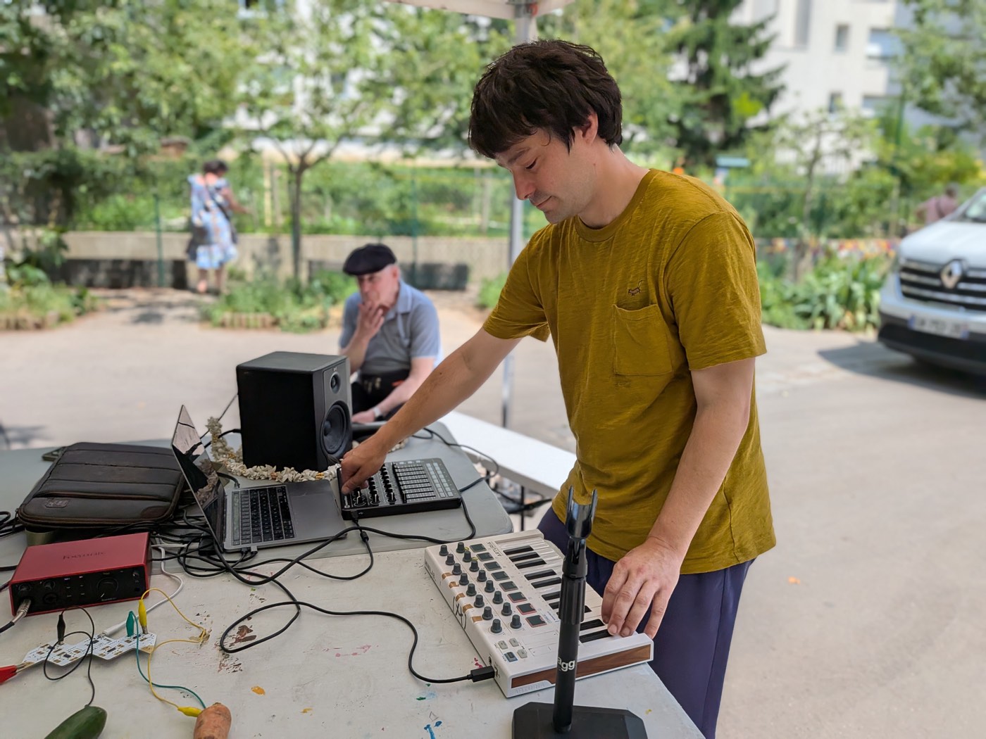 Ditti Music aux claviers pendant la jam